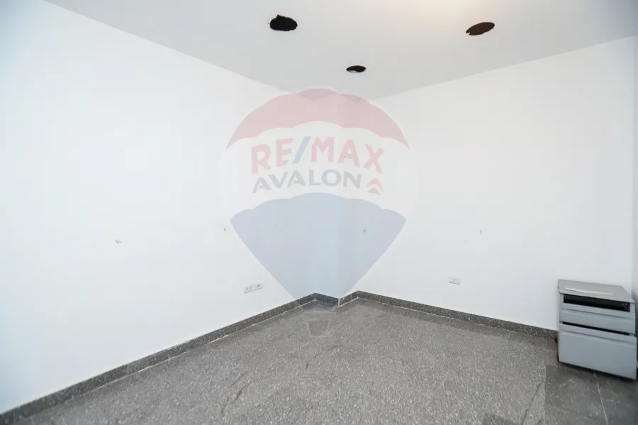 محل للبيع 430 م محطه الرمل (متفرع من ش صفية زغلول)