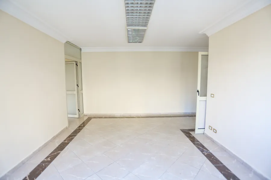 مكتب للإيجار 105 م  سبورتنج (على الترام مباشرة)