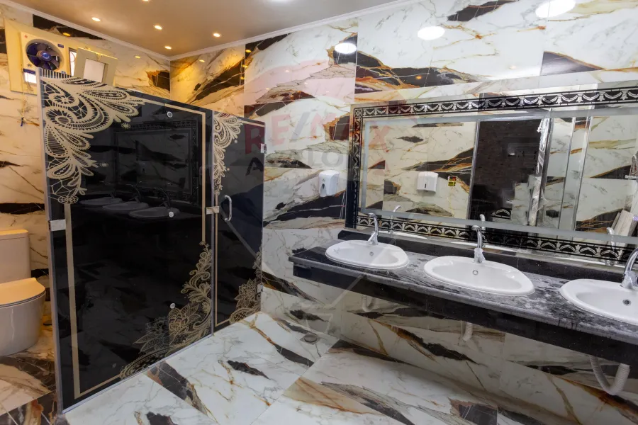 محل للايجار 365 م سبورتنج (علي البحر مباشرة)