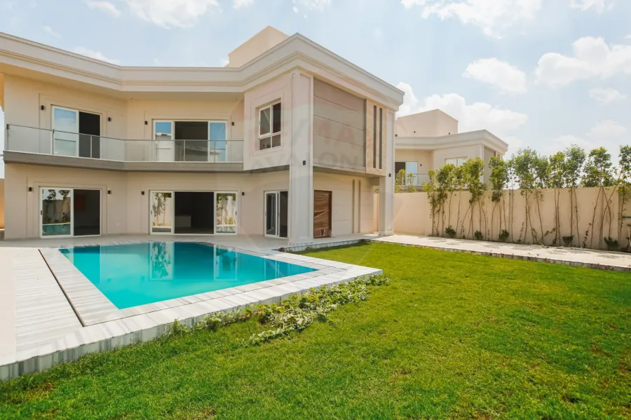 فيلا مستقله للبيع الكينج (طريق الكافوري بجوار واحة خطاب)