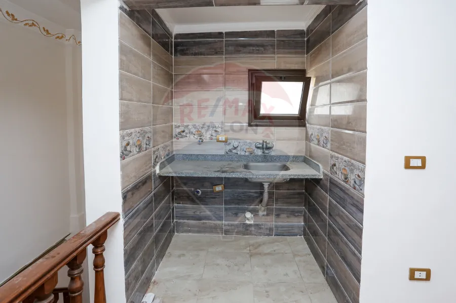 دوبلكس للإيجار  300 م سموحة (ش بهاء الدين الغتوري - خطوات من فوزي معاذ)