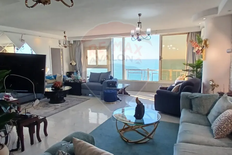 شقة للبيع 190 م كامب شيزار (علي البحر مباشرة - عمارة براند)