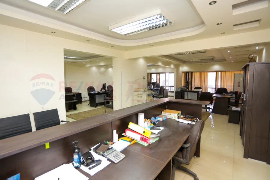 شقة للبيع  300 م لوران (ش الاقبال)- تصلح سكني او مكتب