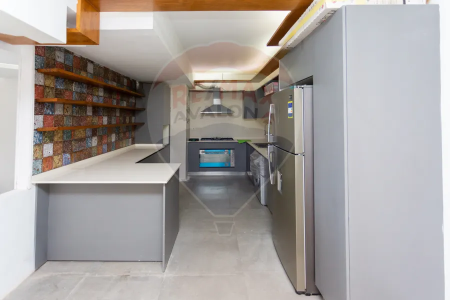 شقة للبيع 176 م كامب شيزار (على البحر مباشرة)