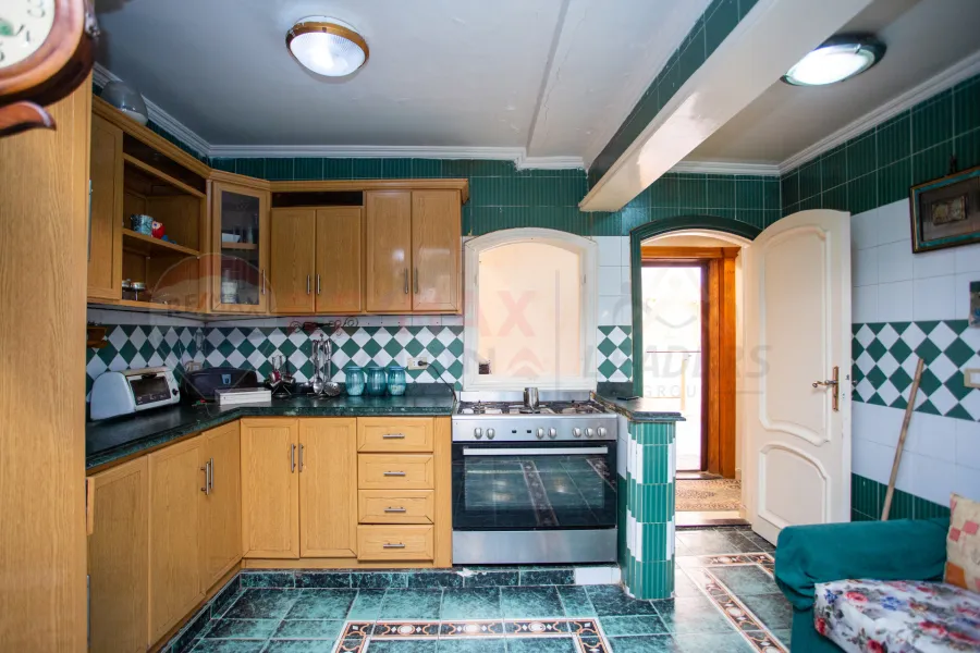 فيلا للبيع 600 م المعمورة الشاطئ (امام السوق التجاري)