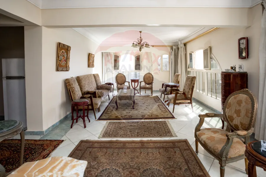 شقة للبيع لوران (ش أحمد ذو الفقار- خطوات من البحر)