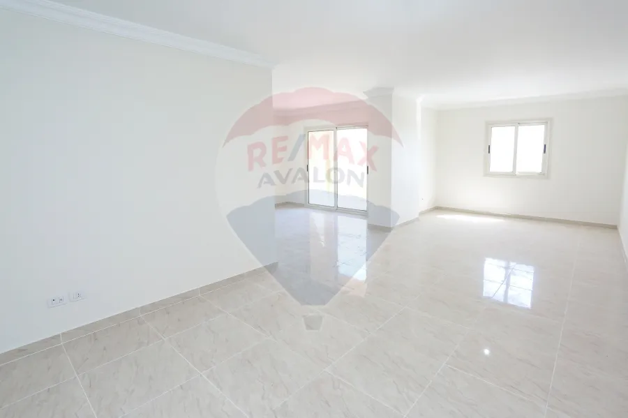 شقة للإيجار  إدارى أو سكنى 205 م سموحه ( ش العشرين الرئيسى ابراج جرين تاورز )