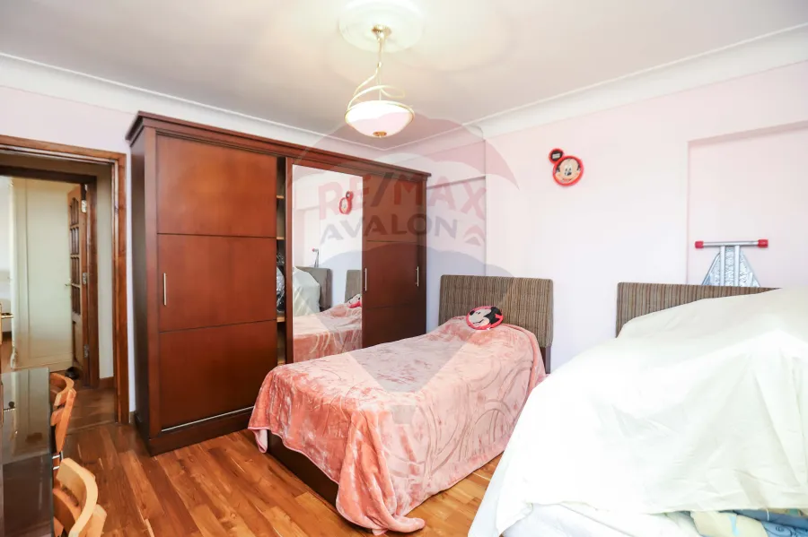 شقه للبيع 218 م جليم ( ش ابو قير مباشره )