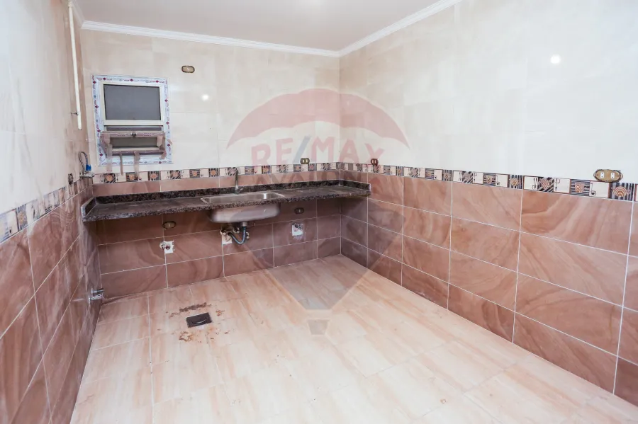 شقة للبيع 175 م زيزينيا (ش مصطفي عبد الرازق)