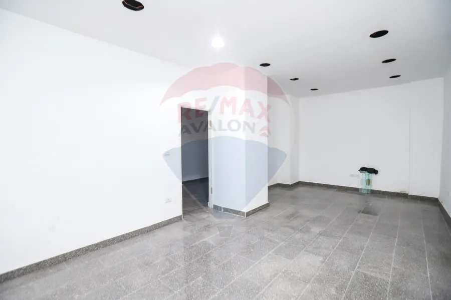 محل للبيع 430 م محطه الرمل (متفرع من ش صفية زغلول)