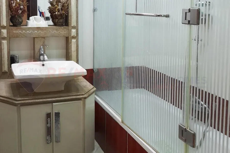 شقة للبيع 210 م السرايا (ثاني نمرة من البحر)