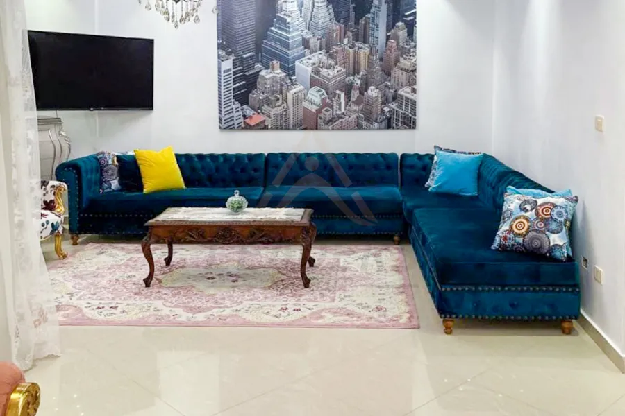 شقة للايجار المفروش 200 م سبورتنج (خطوات من نادي سبورتنج)