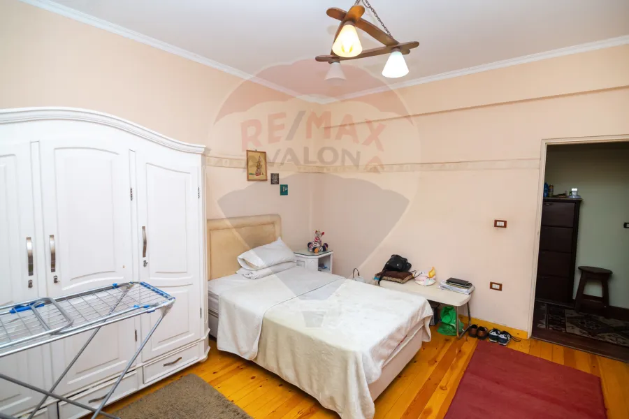 شقة دوبلكس للبيع 300 م الازاريطة (ش الاسكندر الاكبر - خطوات من البحر )