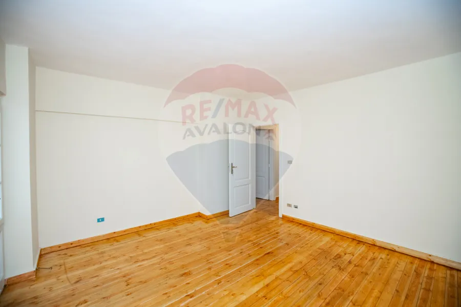 مقر ادارى للايجار 250 م  سان ستيفانو (على الترام مباشرة - خطوات من البحر)