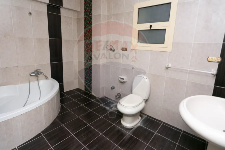 شقة للبيع 235 م كفر عبده (ش سكينة بنت الحسين)