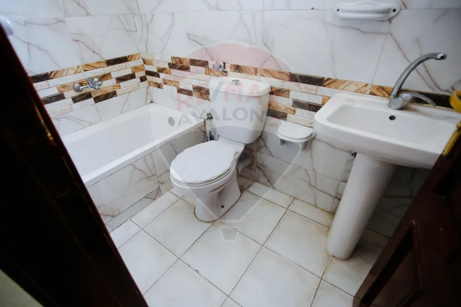 شقة للبيع 500 م سبورتنج (علي البحر مباشرة)