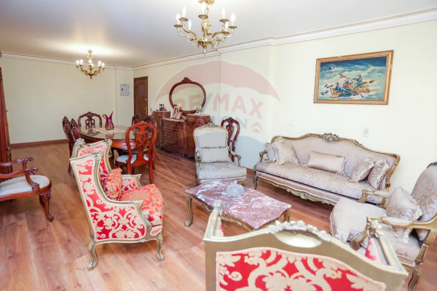 شقة للبيع 194 م زيزينيا (كومباوند بشارع ابو قير الرئيسي)