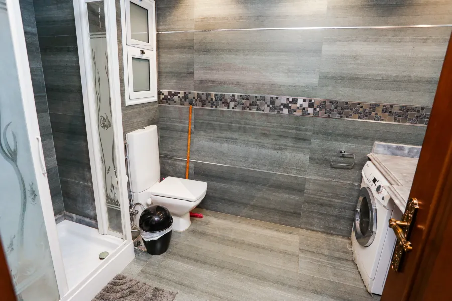 شقه للبيع  250 م كفر عبده ( خطوات من ميدان سانت جيني )