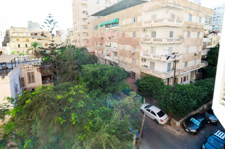 شقة للبيع 200 م كفر عبده (ش علي باشا ذو الفقار)