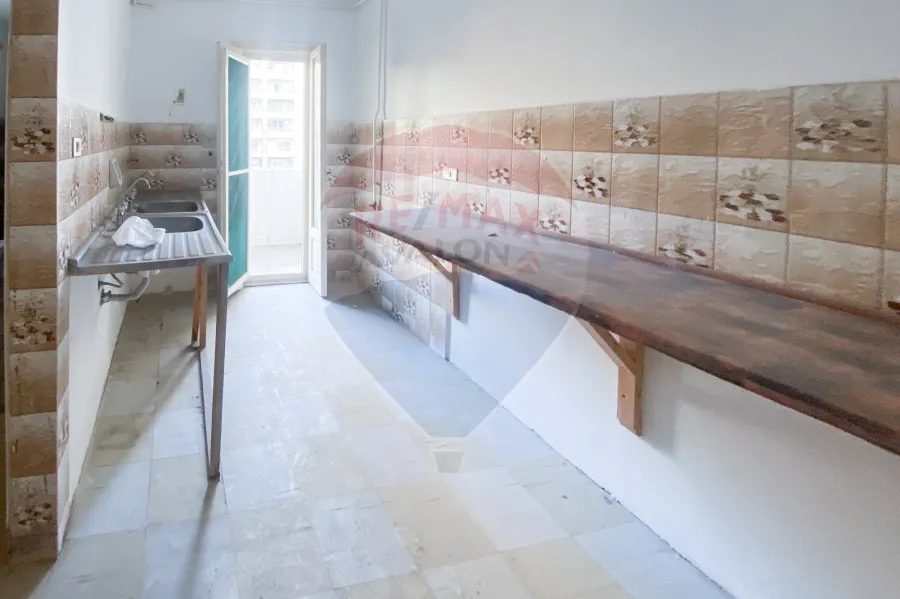 شقة للايجار 145 م جليم (ش مقبل-خطوات من البحر)