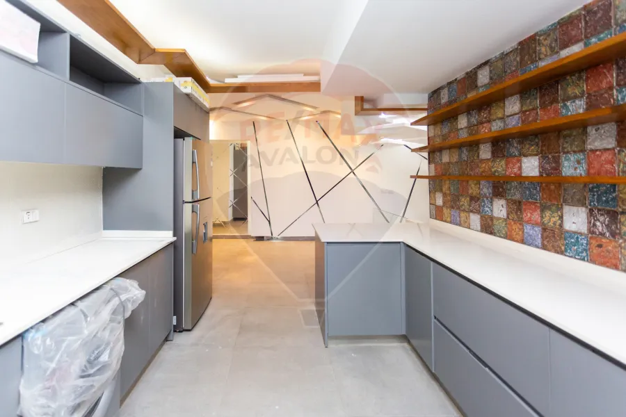 شقة للبيع 176 م كامب شيزار (على البحر مباشرة)