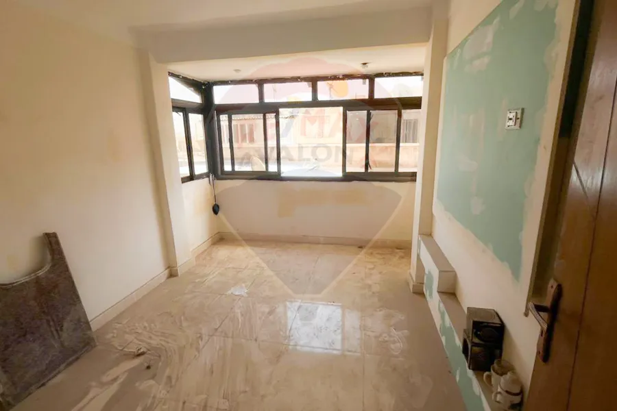 شقة للبيع 140 م كفر عبده (ش سكينة بنت الحسين)