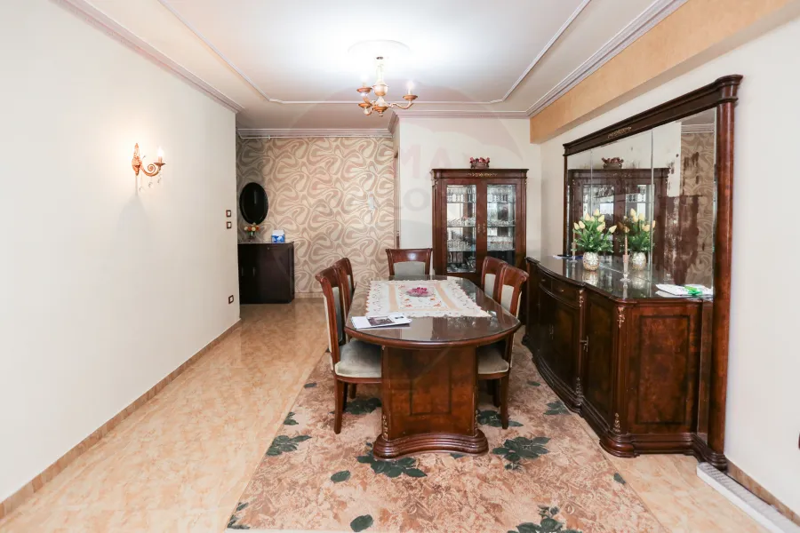 شقة للبيع 195 م كفرعبدة (ش امير البحار)