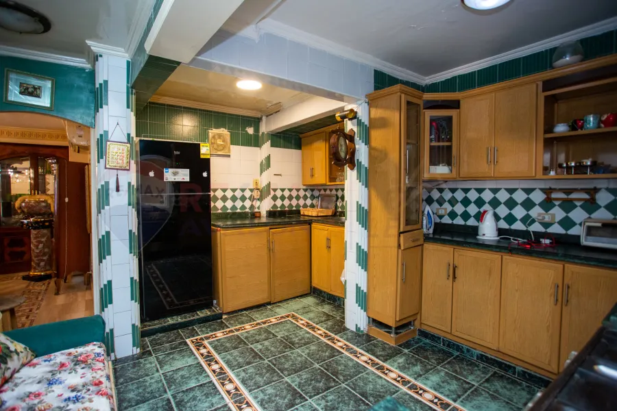 فيلا للبيع 600 م المعمورة الشاطئ (امام السوق التجاري)