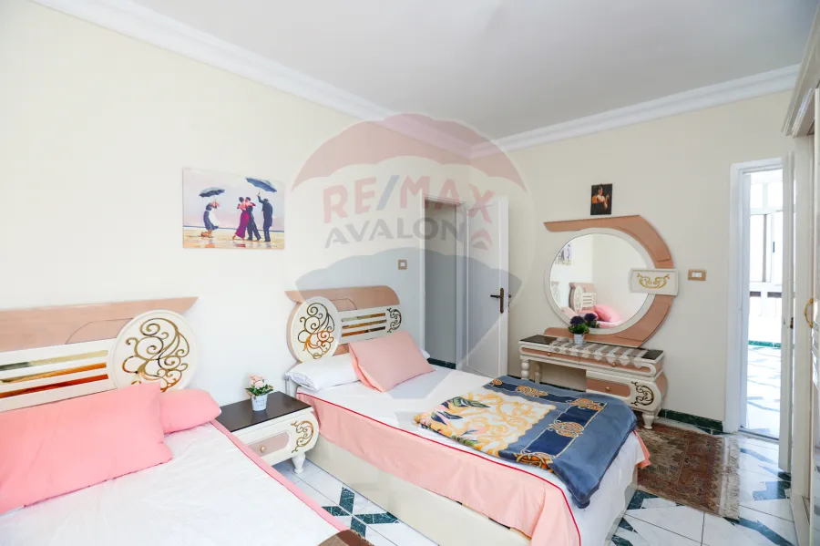 شالية للبيع 135 م  المعمورة الشاطئ (خطوات من البحر)