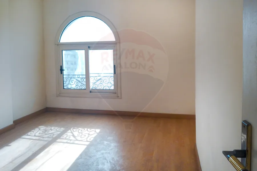 شقة للبيع 225 م سموحة (ش فوزي معاذ)