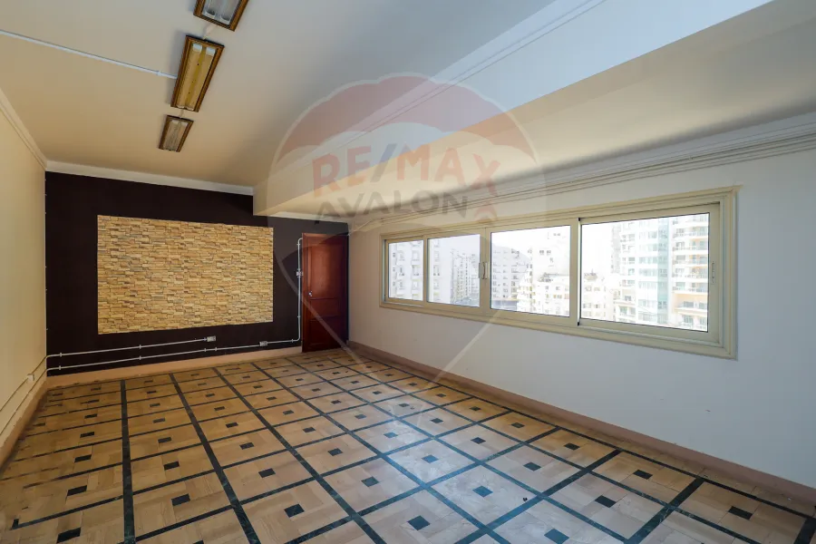 Penthouse apartment for rent 600 m San Stefano (directly on the tram)