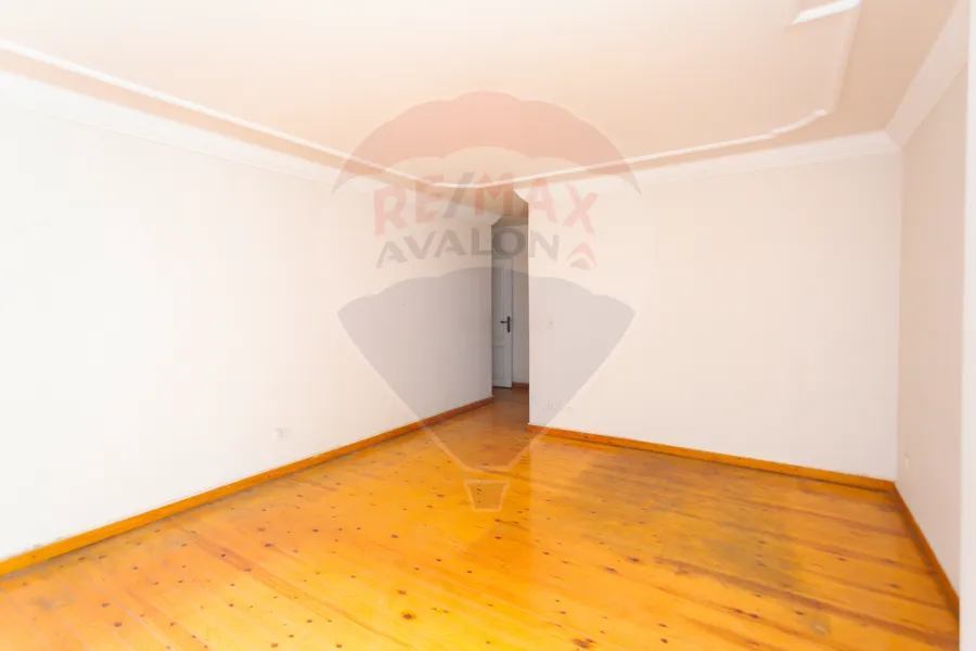 شقة للبيع 225 م لوران (علي الترام مباشرة)