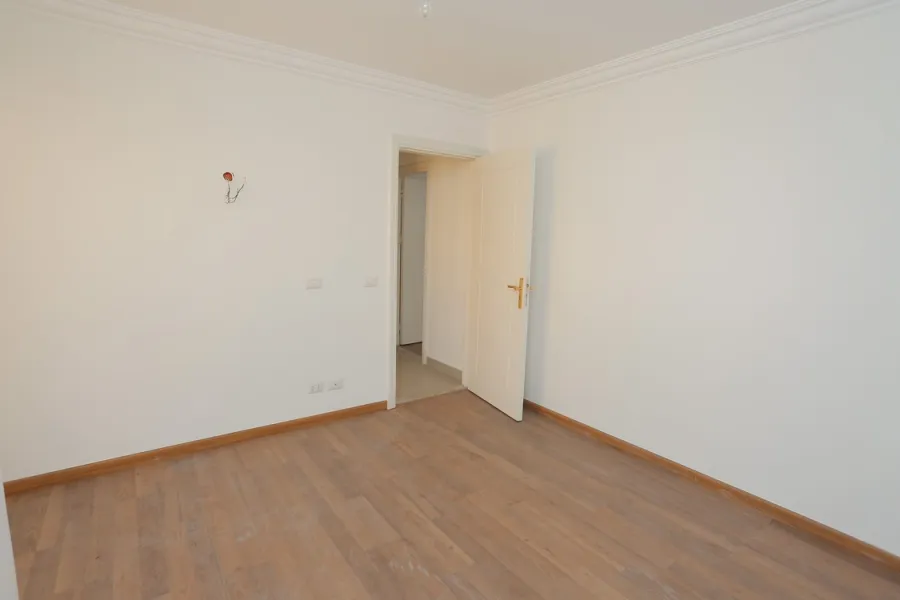 شقة للايجار 155م جناكليس (شارع ابو قير الرئيسي )