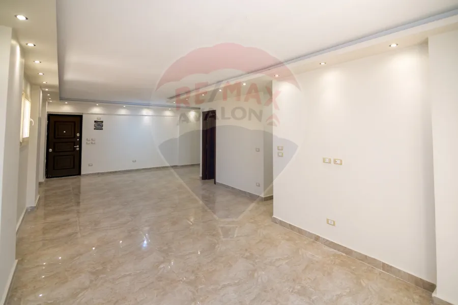 شقة للبيع 135 م جليم (ش محمد مقبل - متفرع من البحر)