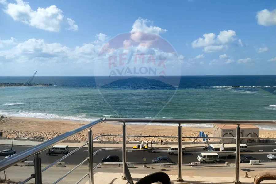 شقة للبيع 140 م سيدي بشر (ش محمد نجيب - علي البحر مباشرة)