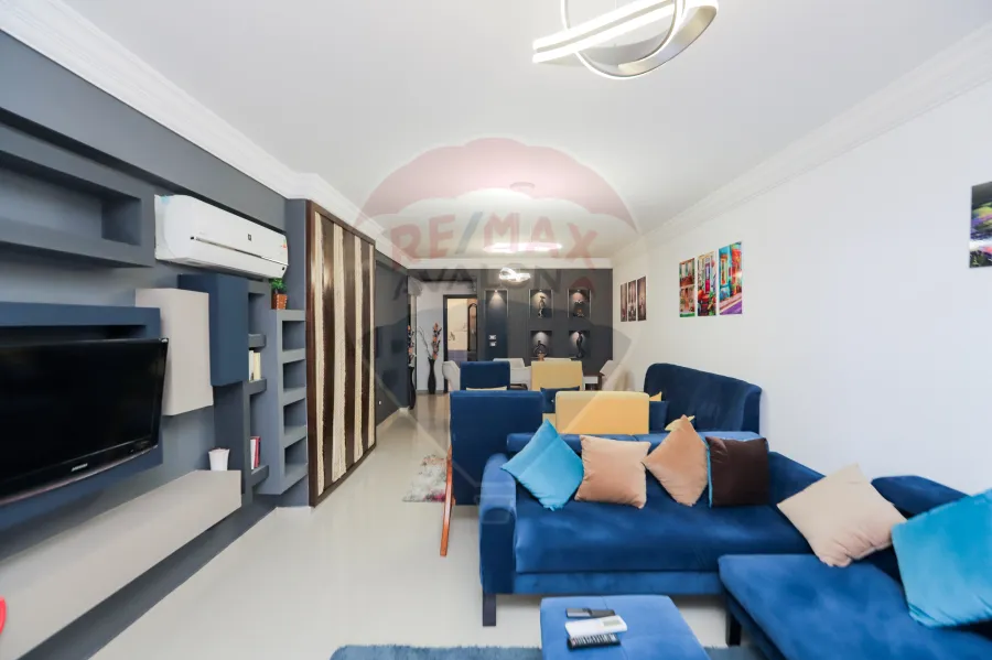 شقة للإيجار المفروش 175 م لوران (علي البحر مباشرة)