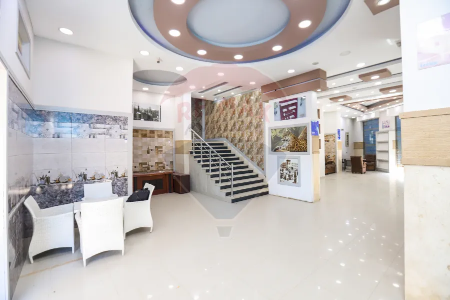 معرض للايجار ٥٥٠م  ميامى ( على الطريق الدولى ٤٥ بجوار مشروع مارسيليا والمدارس الدوليه )