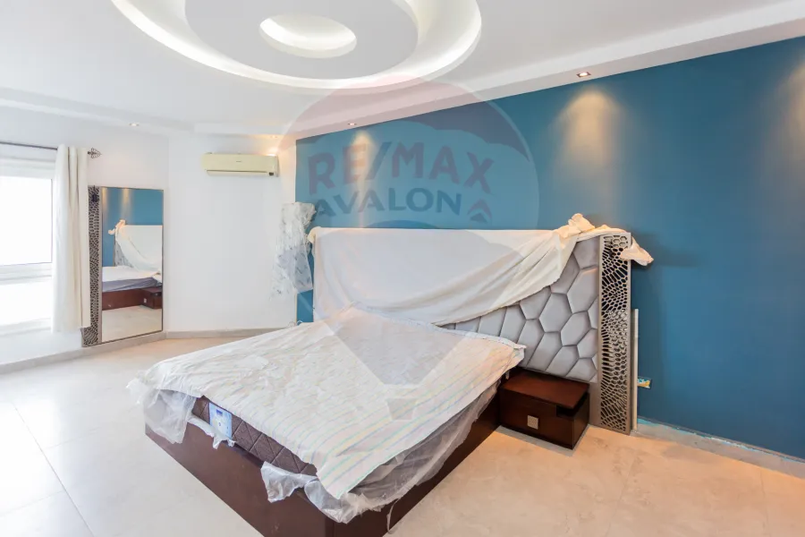 شقة للبيع 176 م كامب شيزار (على البحر مباشرة)