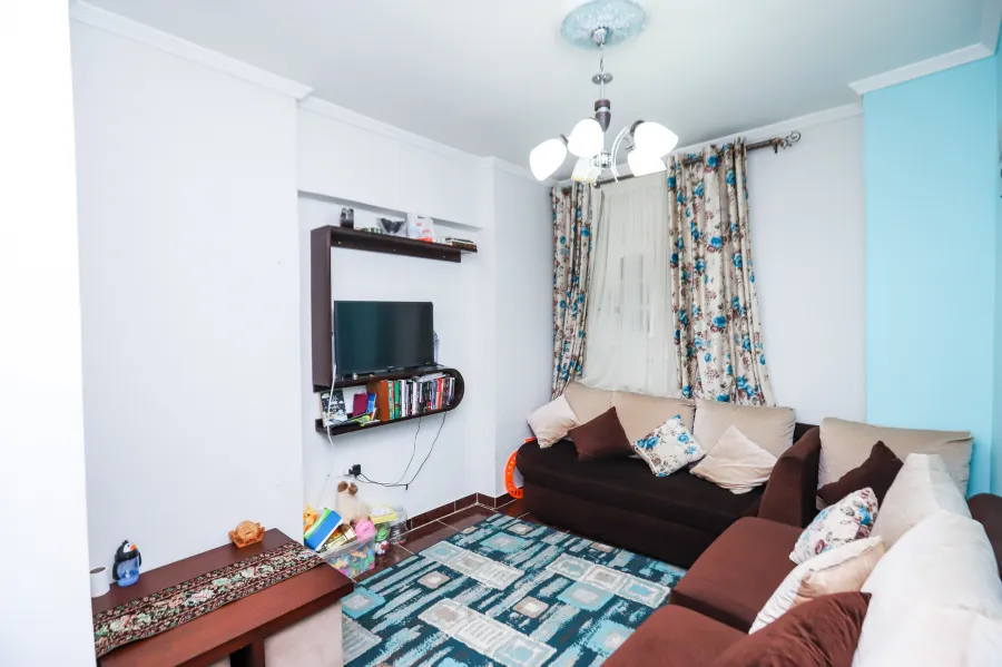 شقة للبيع 135م لوران ( بين الترام و شارع أبوقير )