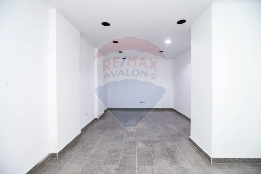 محل للبيع 430 م محطه الرمل (متفرع من ش صفية زغلول)