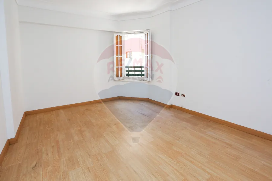 شقة للبيع 190م جليم (شارع ابوقير الرئيسي)