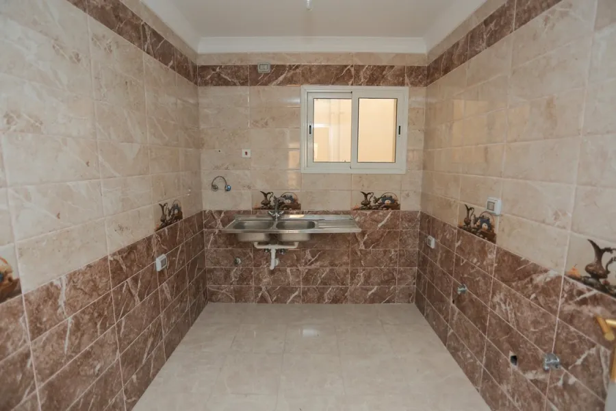 شقة للايجار 155م جناكليس (شارع ابو قير الرئيسي )