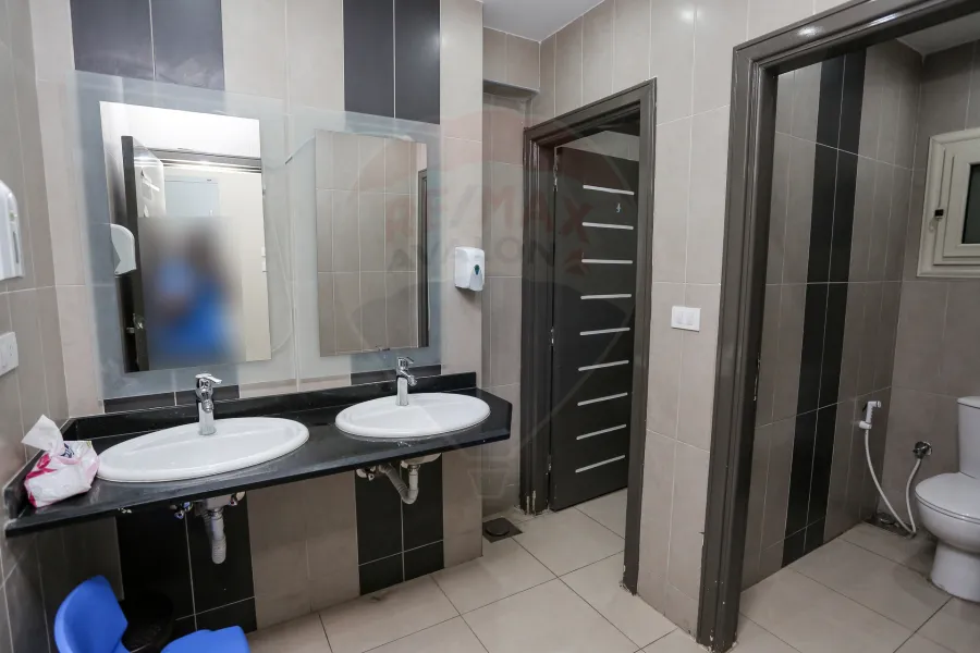 محل + ميزان للإيجار 300 م محرم بك (ش صالح الحديني)