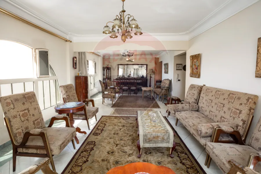 شقة للبيع لوران (ش أحمد ذو الفقار- خطوات من البحر)