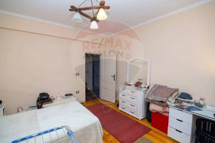 شقة دوبلكس للبيع 300 م الازاريطة (ش الاسكندر الاكبر - خطوات من البحر )