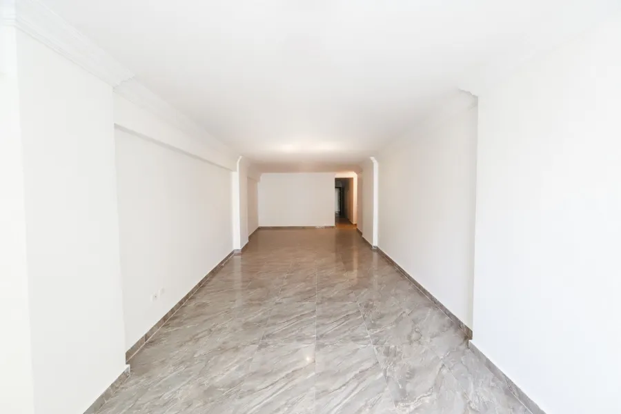 شقة للإيجار200م رشدى (على الترام مباشرة)