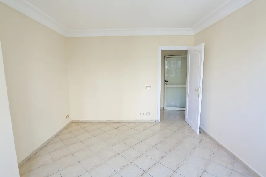 مكتب للإيجار 105 م  سبورتنج (على الترام مباشرة)