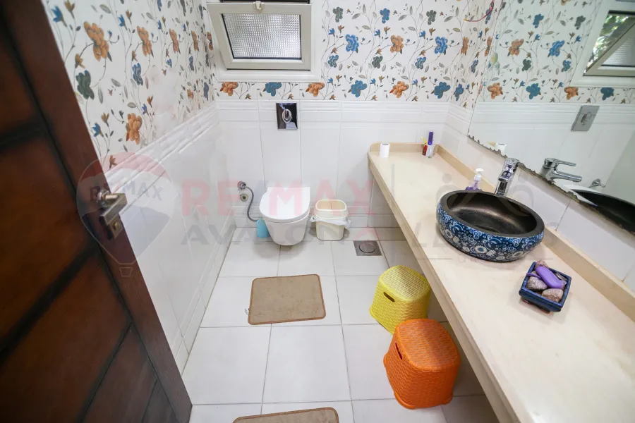 فيلا ستاند الون للبيع 1,100 م كينج مريوط ( خطوات من الهيلتون)