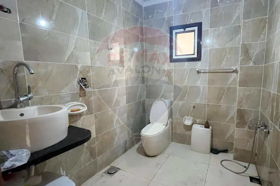 شقة للبيع 140 م كفر عبده (ش سكينة بنت الحسين)