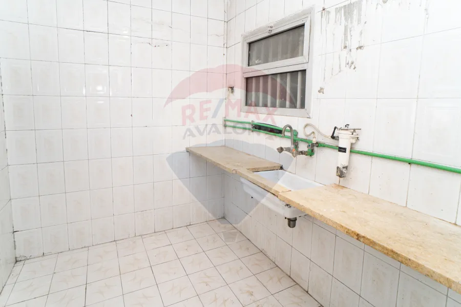 شقة للبيع 100 م المنتزه (ش ملك حفنى)